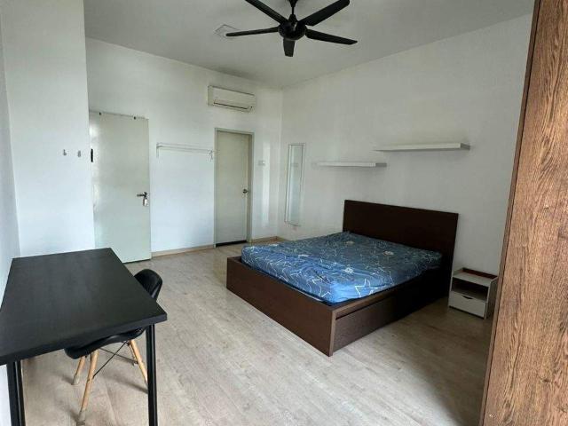 Master Bedroom in Parkhill, bukit jalil Near APU,Walking distance to LRT & Included 1 car park