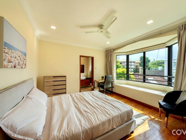 Master Ensuite Room Cove 450 @ Gilstead Mansion