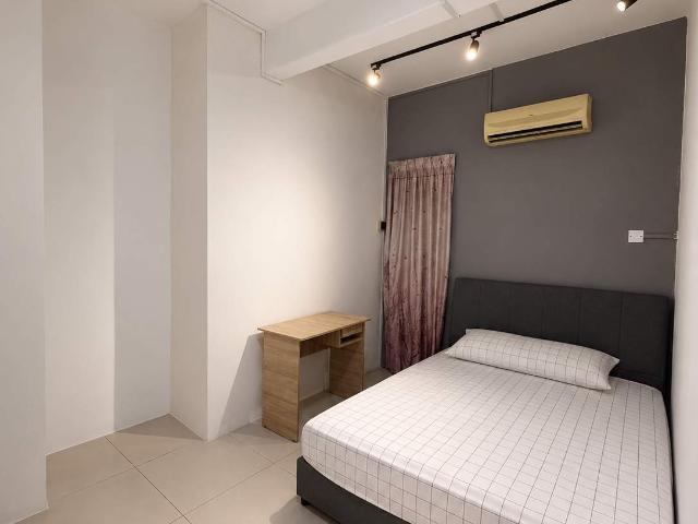 Master & Middle Room Near MRT Serdang Raya Selatan
