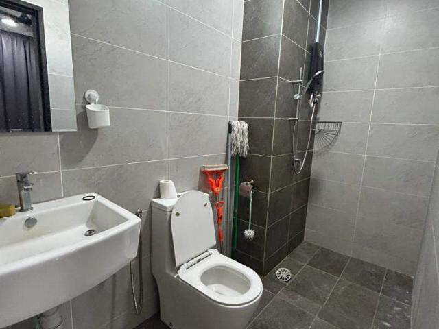 Master Room, Twin Tower Residence, 5 min walk to CIQ