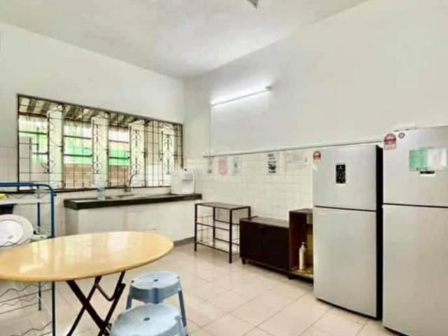 Master Room walking distance to One Utama Gated Guarded area ✨