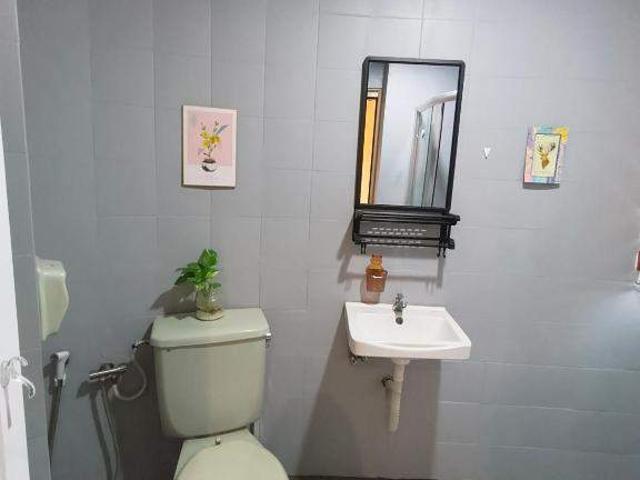 Master room with attached private bathroom pwtc lrt, ktm putra, mrt titiwangsa, monorail
