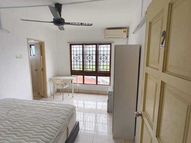 Master Room with bathroom @Palm Spring, Damansara | Walk to Surian MRT Station