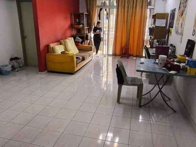 Master room with private bathroom & aircond