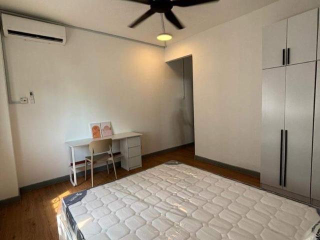 Master room with private bathroom for rent! 5 mins walking distance to MRT station