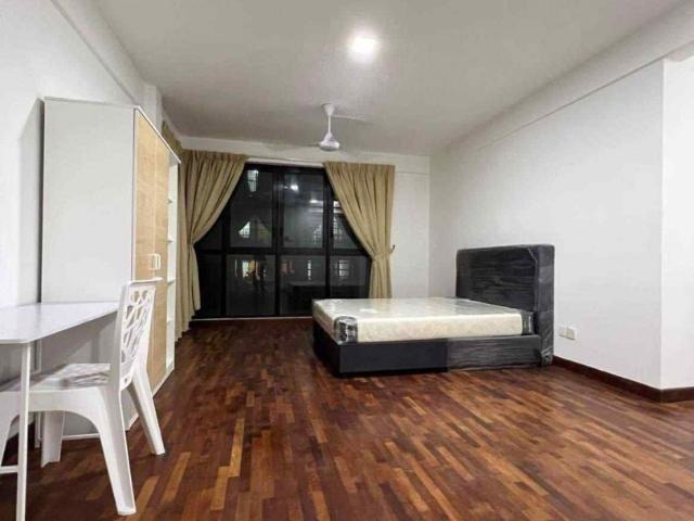 Master room with private bathroom️ i residences @ i citygolden triangle shah alam mix gender and only female un