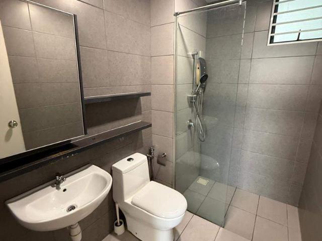 Master room with private bathroom no partition room