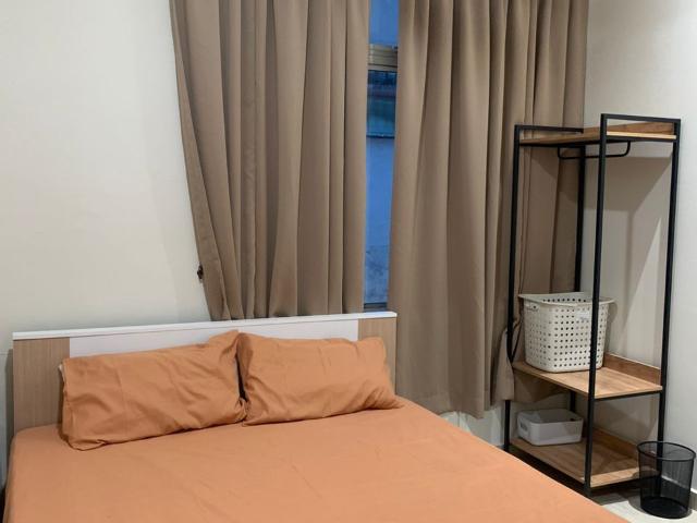 MASTER ROOM WITH PRIVATE TOILET AT SETAPAK