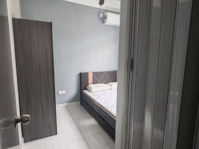 Master room with private toilet 主人房 有厕所 Bukit indah single terrace house