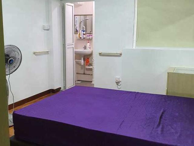 Master room at 409 Pandan gardens for rent! Aircon wifi!