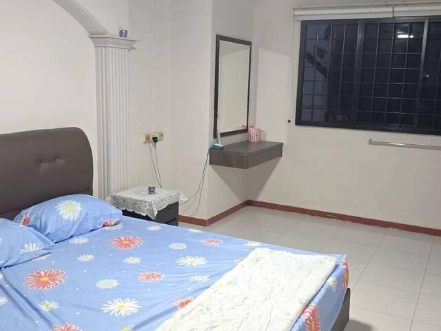 Master room at 850 Woodlands Street 82. No Agent Fee
