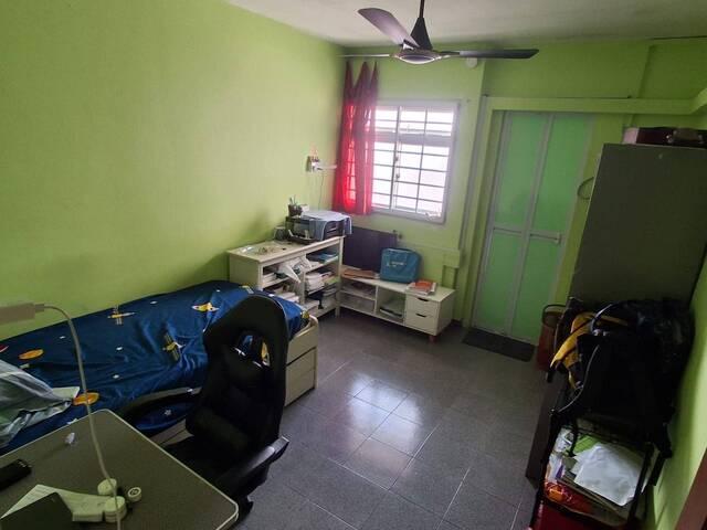 Master room at 321 Bukit Batok street 33 for rent! Aircon wifi!