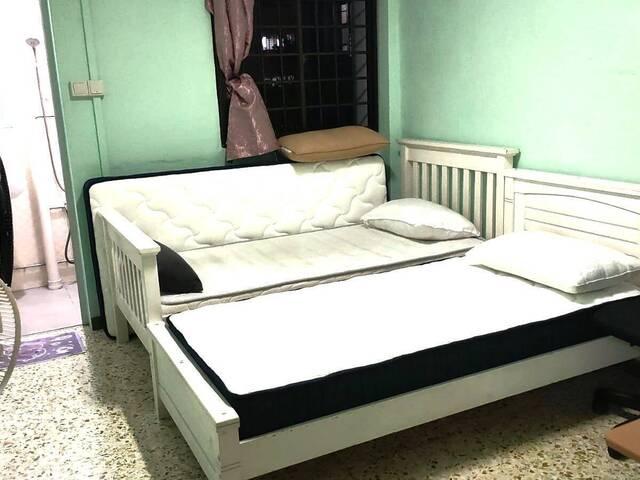 Master room at Blk 122 Ang Mo Kio Avenue 3. Near to Ang Mo Kio MRT! no agent fee