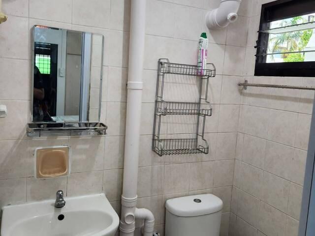 Master Room at Blk 301 Ang Mo Kio Avenue 3. Near Ang Mo Kio MRT
