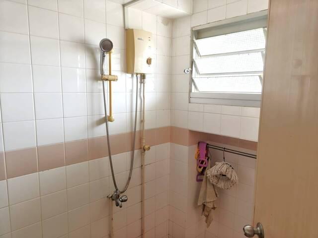Master room at Blk 450C Tampines Street 42. Near to Tampines East MRT. no agent fee
