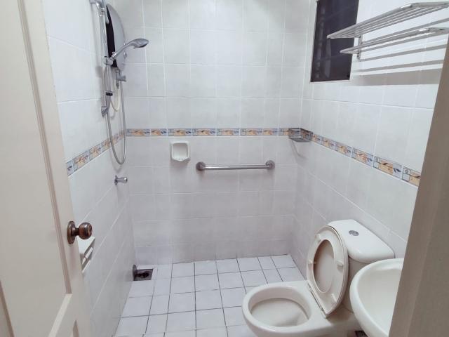 Master room available at pelangi utama