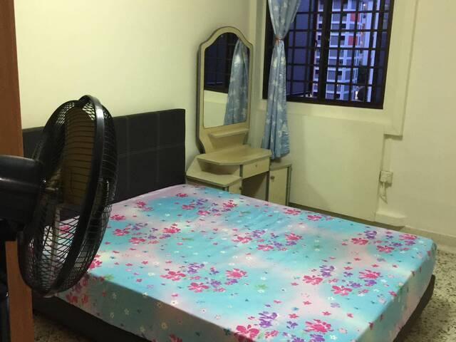Master Room Blk 119 Ang Mo Kio Ave 3 @ $1100 / $1200 AC/WIFI