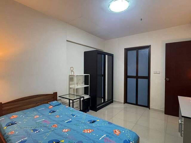 Master room @ Blk 28C Dover Crescent $1,300 for 1 guy aircon wifi, with Toilet attached