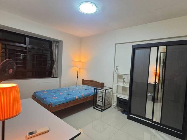 Master room @ Blk 28C Dover Crescent $1,300 for 1 guy aircon wifi, with Toilet attached