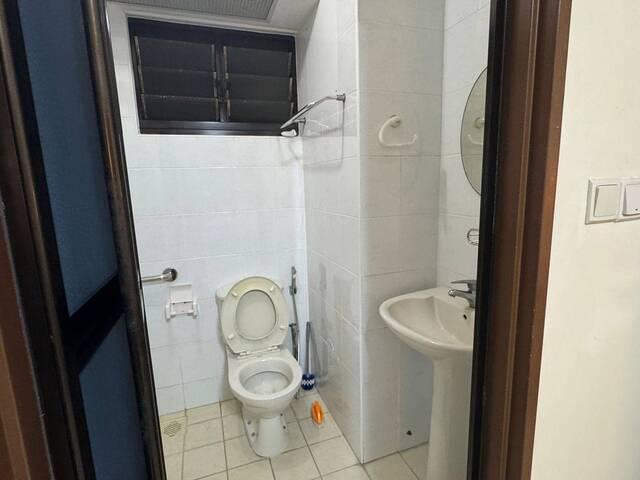 Master room @ Blk 28C Dover Crescent $1,300 for 1 guy aircon wifi, with Toilet attached