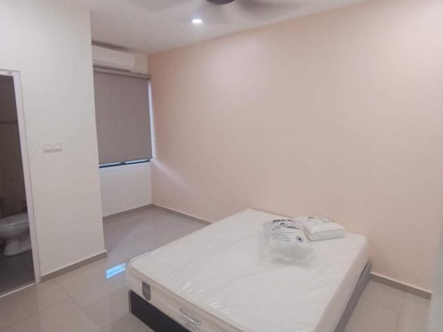 [Master Room] Double Storey Bandar Utaman,MRT 5 Min, Pangsapuri Pelangi 1 Min BusStop, 1 Utama [Fully + AC]