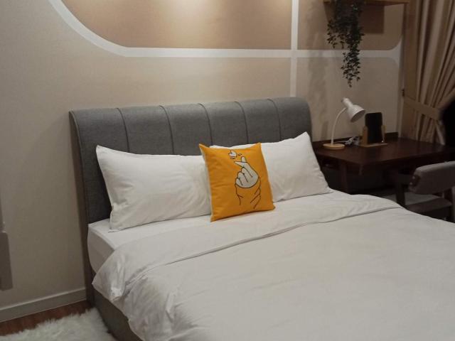 Master room FULLY FURNISH with attached BATHROOM walking distance to MRT