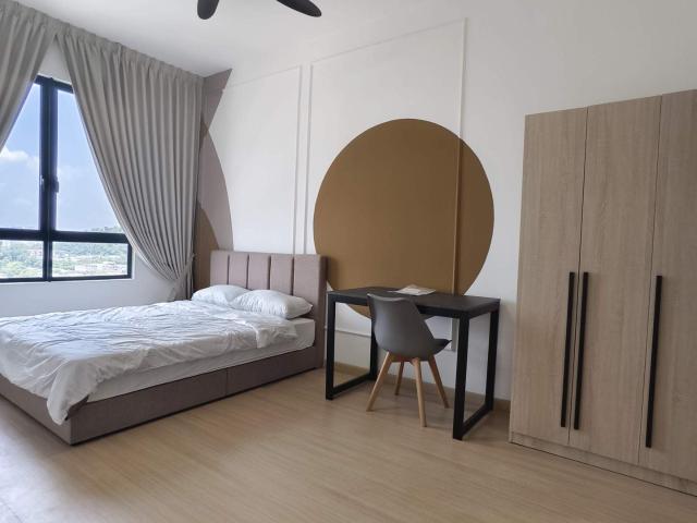 Master room / link to MRT
