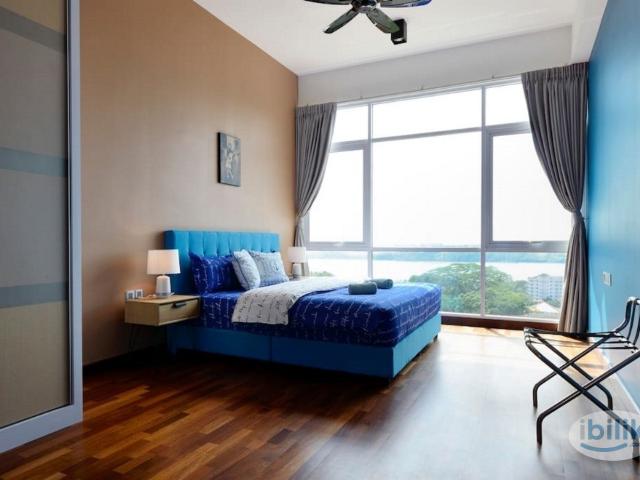 Masterbedroom with private bathroom and bathtub @ near ciq