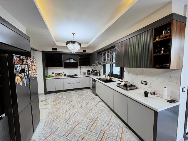 Mastfroş Caddesi Özaklar Lavın Sitesi 3,5+1 Satılık Lüks Daire