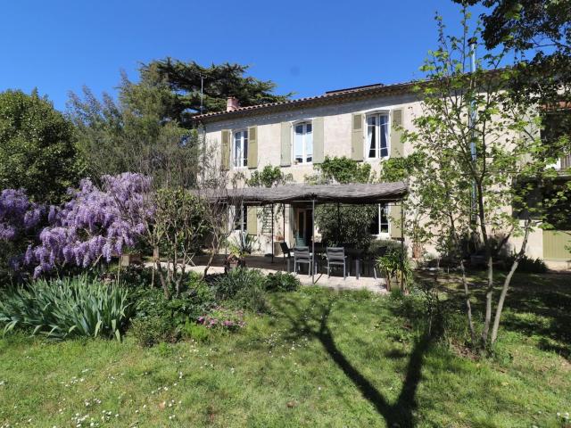 Mas 157 m² hab, Atelier 181m² et jardin paysagé de 2 000m² A. 160m² Cardet