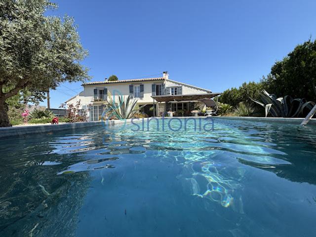 Villa avec piscine et jardin