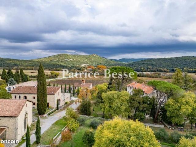 Mas 20 pièces 2 952 m²