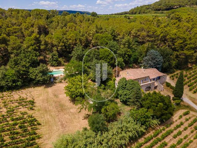 Maison contemporaine avec piscine et jardin