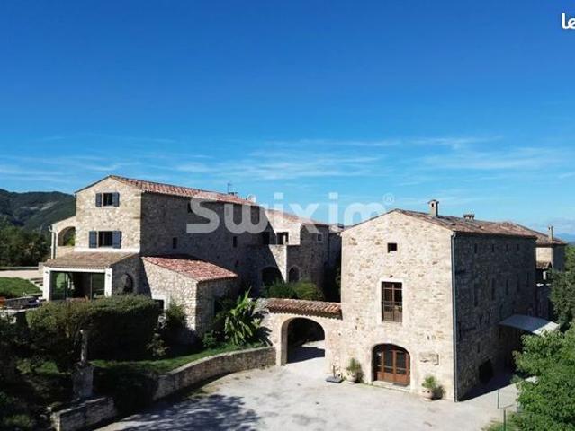 Mas 32 pièces 900 m²
