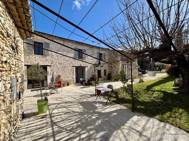 Mas 8 pièces 240 m²