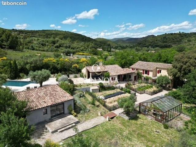 Mas 8 pièces 260 m²