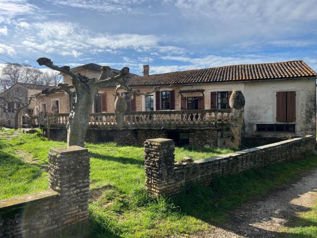 Mas à vendre à Ménerbes avec deux maisons, des dépendances. 350m² Ménerbes