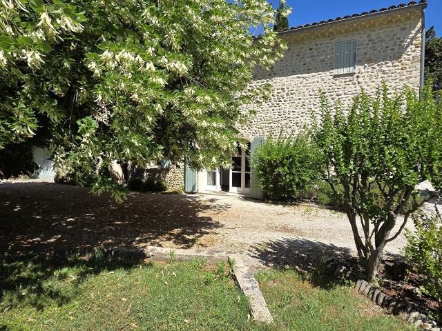 Mas à vendre à Séguret avec un jardin arboré, une piscine, u. 255m² Séguret