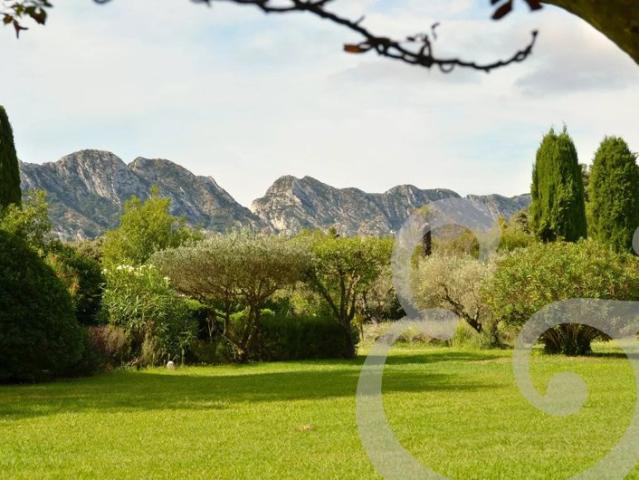 Mas à Eygalières face au Alpilles