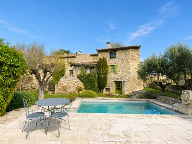 Mas à Gordes, dans un hameau à proximité de toutes les commodités