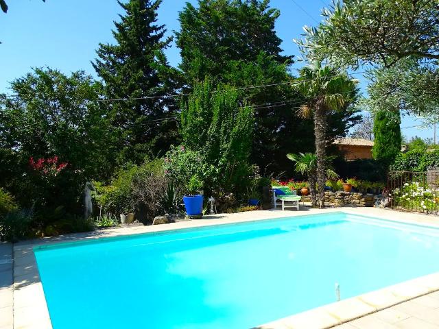Mas à la campagne, avec dépendances et piscine, dans parc arboré de 4000m2