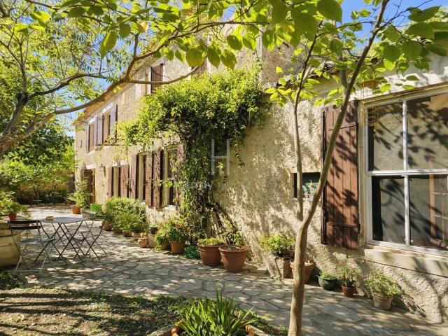 Mas ancien à rénover proche commerces et village 230m² Mouriès