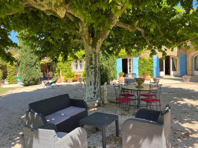 Mas ancien de caractère avec une piscine, une maison d'amis. 390m² Taillades