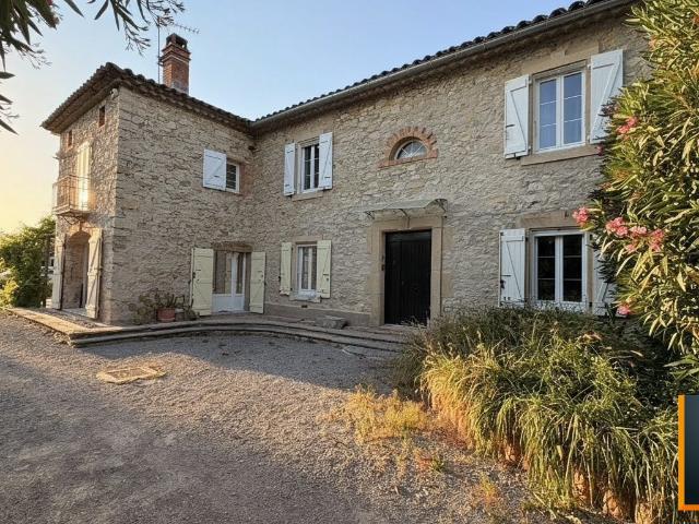 Mas avec 6 chambres et pisicne 220m² Uzès