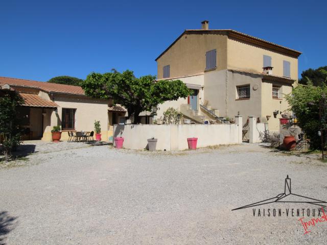 Mas avec 2 logements indépendants + bâtiment de 5 chambres d’hôtes piscine