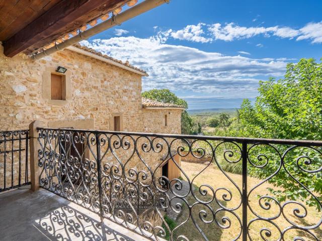Mas avec dépendances au coeur d'un village proche d'Uzès