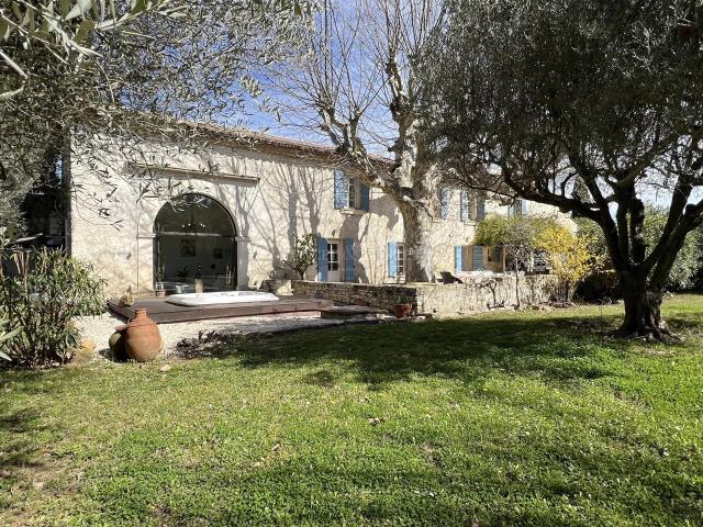 Mas avec Forte Rentabilité de 9.5%/an! 360m² Uzès