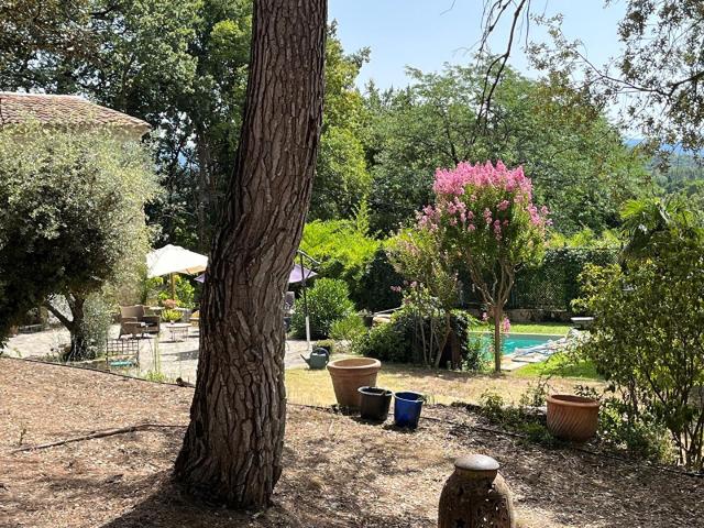 Mas avec piscine, 1 hectare de terrain et vue sur le village. 175m² Grignan
