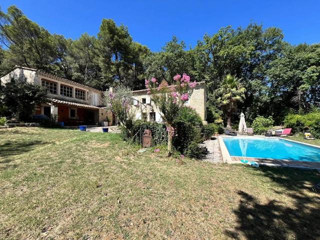 Mas avec piscine, 1 hectare de terrain et vue sur le village et
