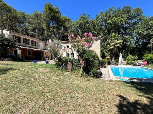 Mas avec piscine, 1 hectare de terrain et vue sur le village et proche commodités